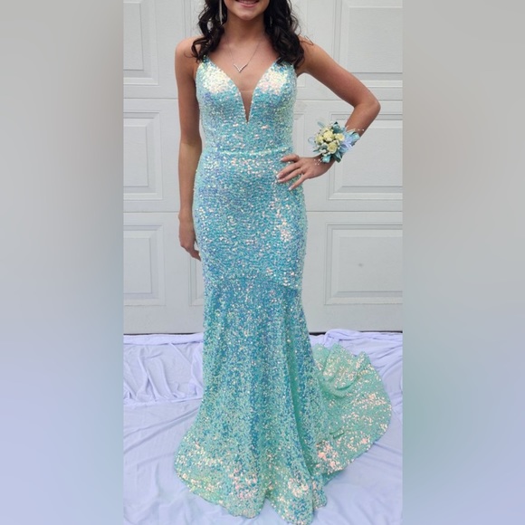 Selling my prom dress! Wore once! Perfect condition Selling for $300! - Picture 4 of 5